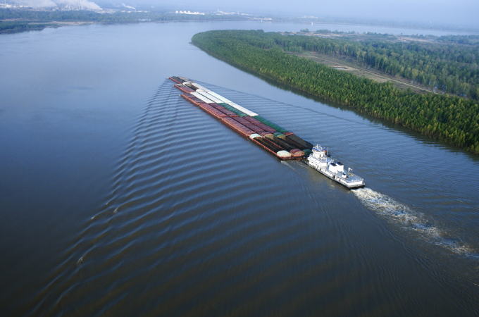Mississippi River water levels and the impact on marine traffic